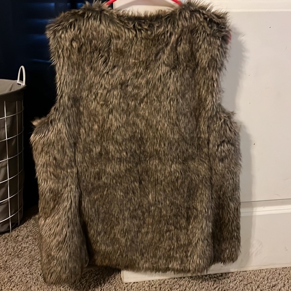 Old Navy Faux fur vest - Picture 4 of 4